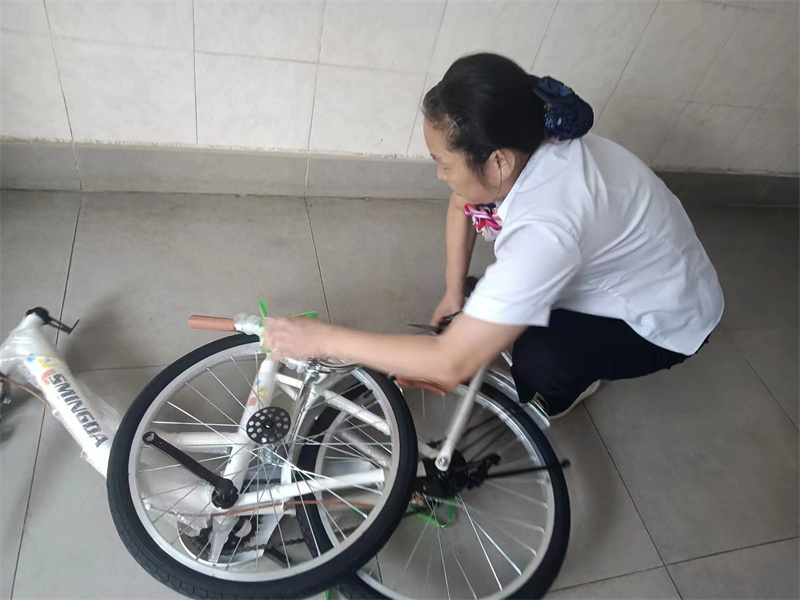 帮助同学安装自行车.jpg