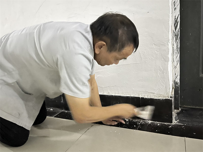 楼道踢脚线除垢.jpg
