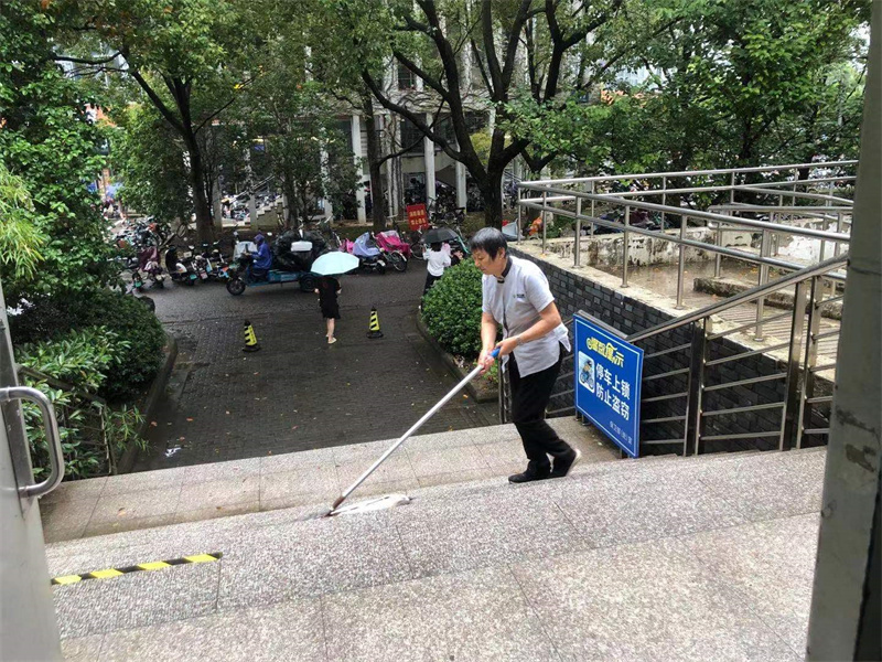 宿舍楼楼梯清洁.jpg