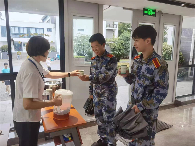 阿姨给同学们倒姜枣茶 (1).jpg