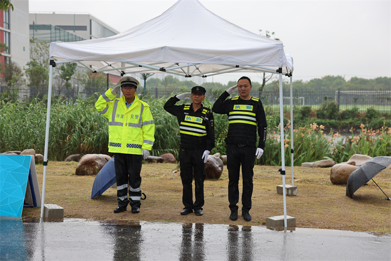 向参赛车辆敬礼.jpg
