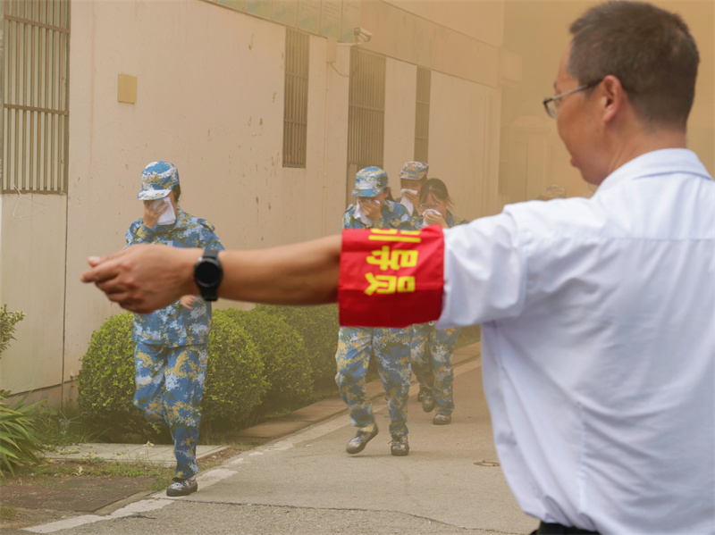值班员疏散引导.jpg