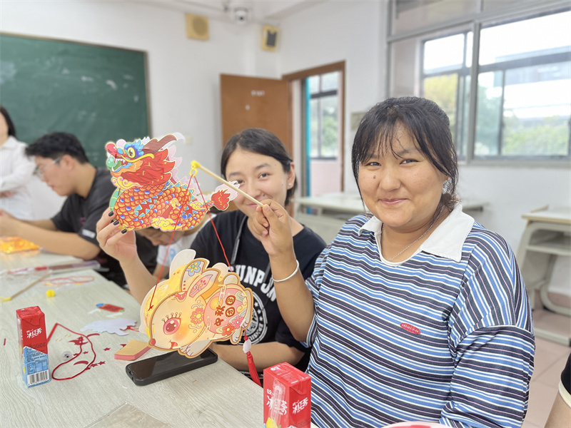学生制作灯笼展示.jpg