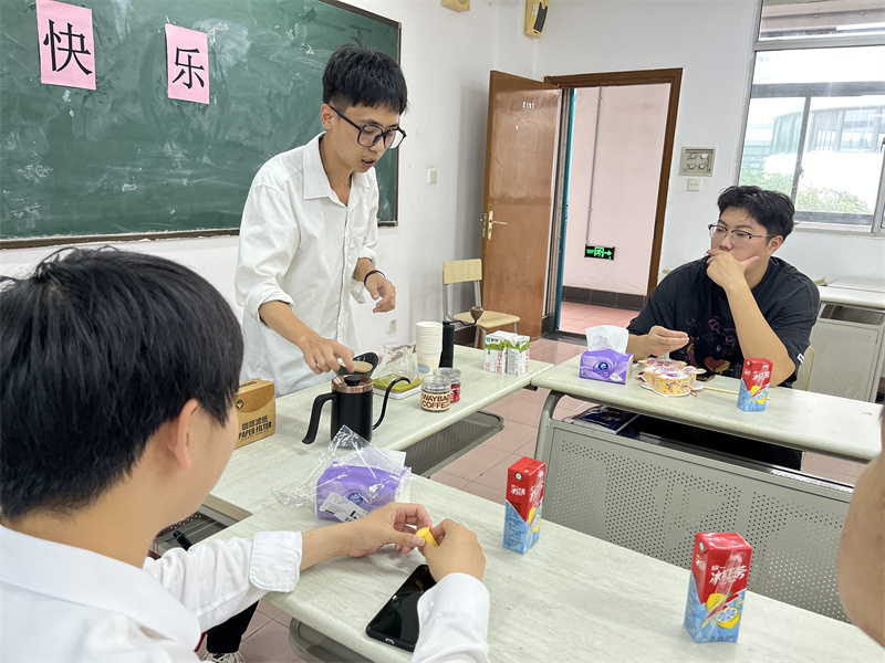 管理员讲解手冲咖啡的制作过程.jpg
