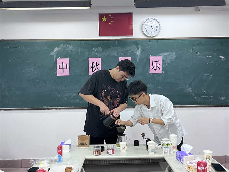 学生主动上台体验制作咖啡.jpg