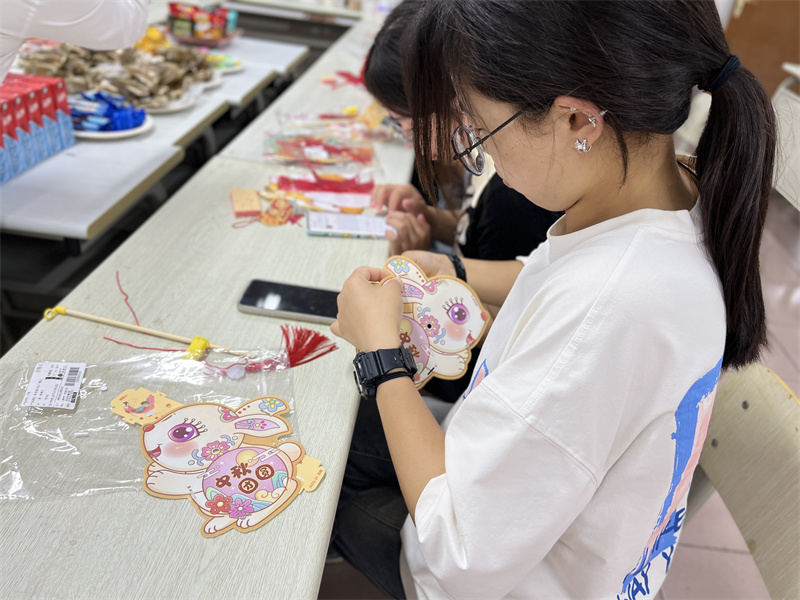 学生制作灯笼.jpg