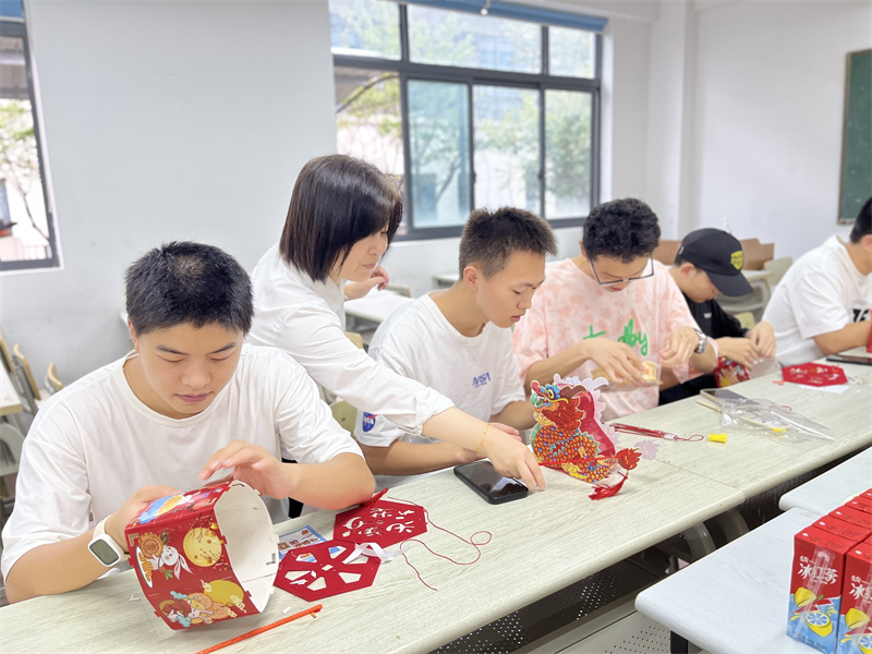指导学生制作灯笼.jpg