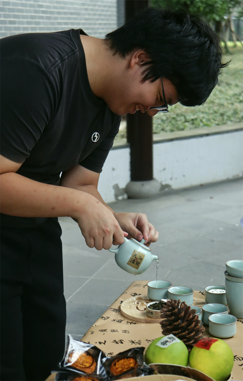 学生尝试泡茶.jpg
