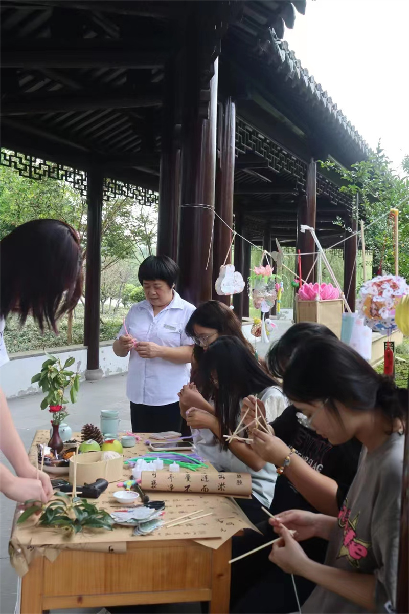 学做花灯2.jpg