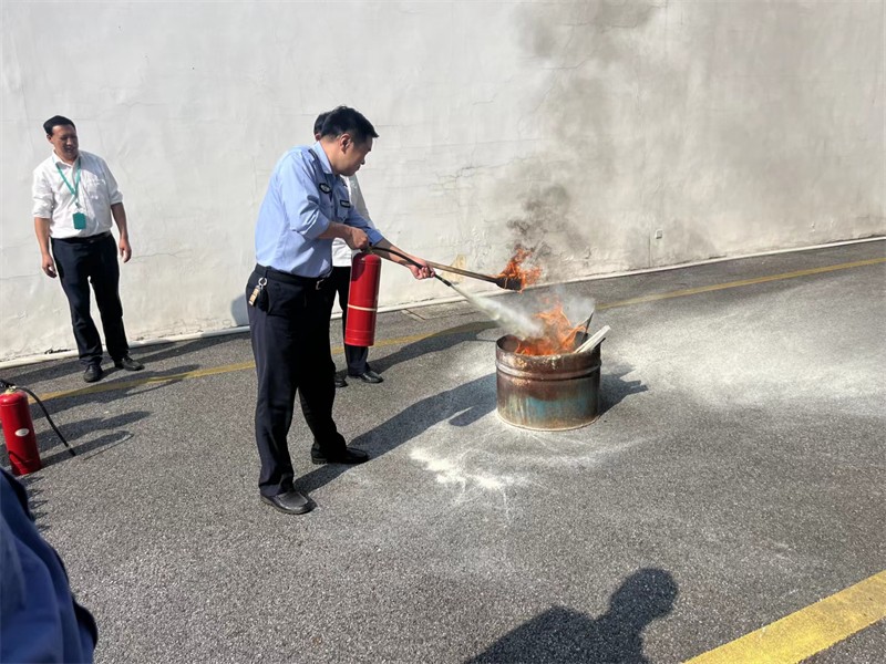 业主尝试灭火器使用.jpg