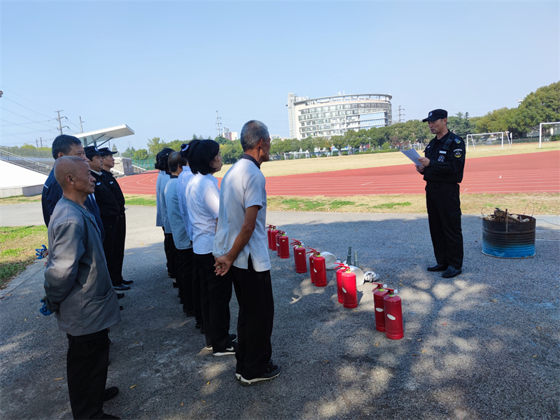 潘队讲解灭火器、发现火灾灭火小知识.jpg