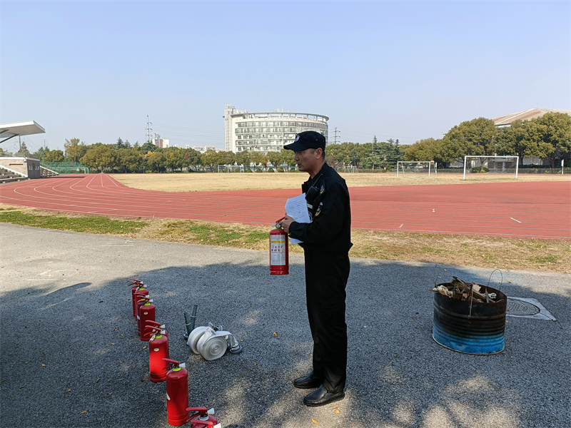 潘队讲解灭火器使用.jpg