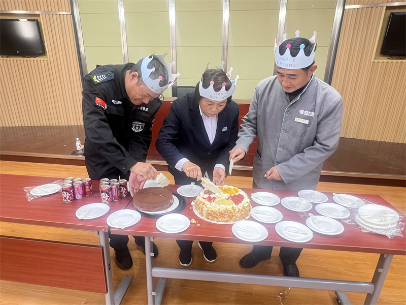 下半年寿星切蛋糕.jpg