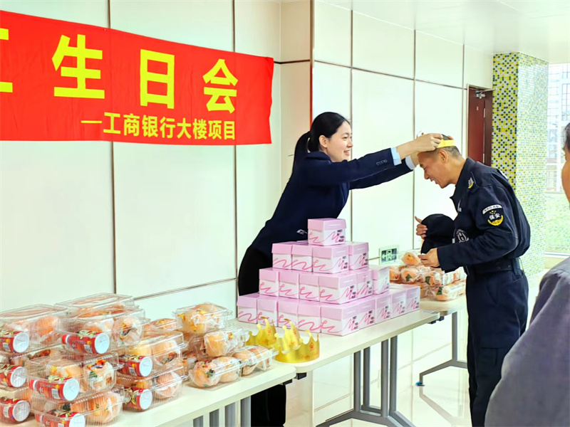 佩戴生日帽1.jpg