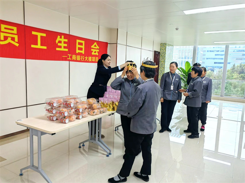 佩戴生日帽2.jpg