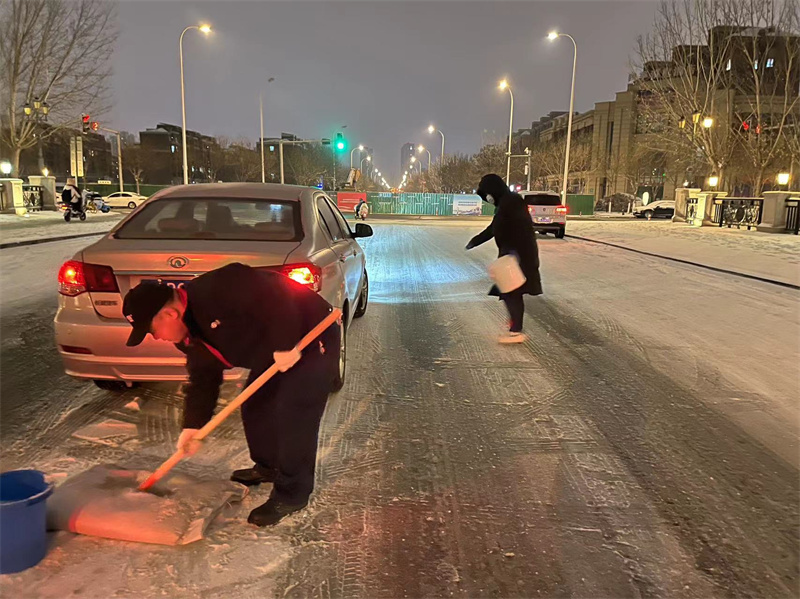 夜间主干道布撒融雪剂3.jpg