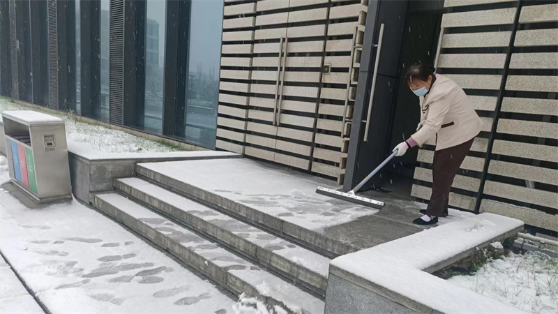 门口除雪.jpg