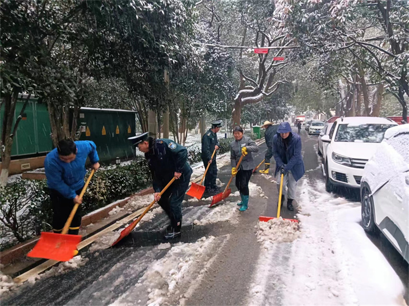 齐心协力扫雪4.jpg