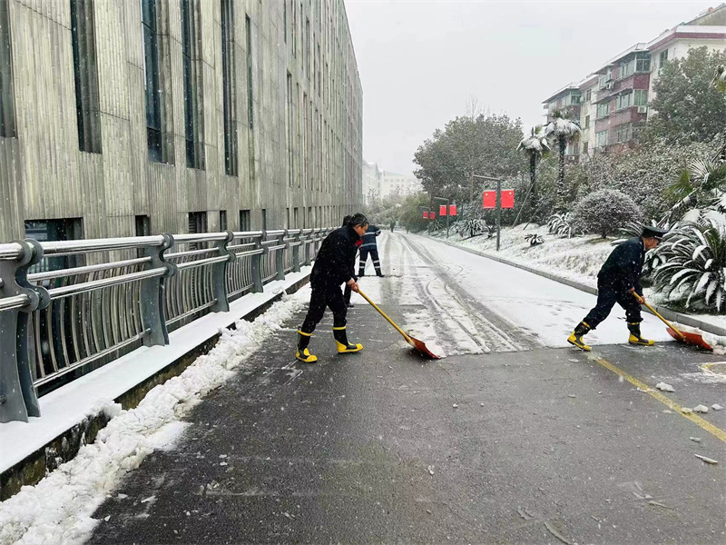 齐心协力扫雪5.jpg
