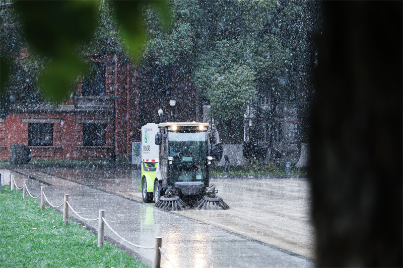 雪中扫地车.jpg