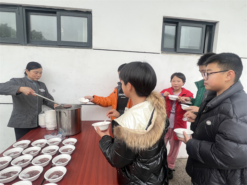 给学生分发爱心粥 (4).jpg