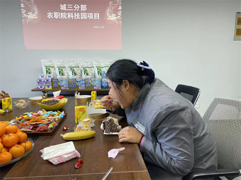 享用生日蛋糕.jpg