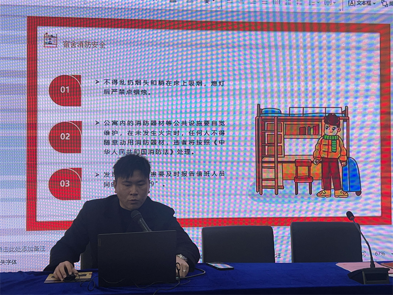 钱俊呈经理进行安全讲座.jpg