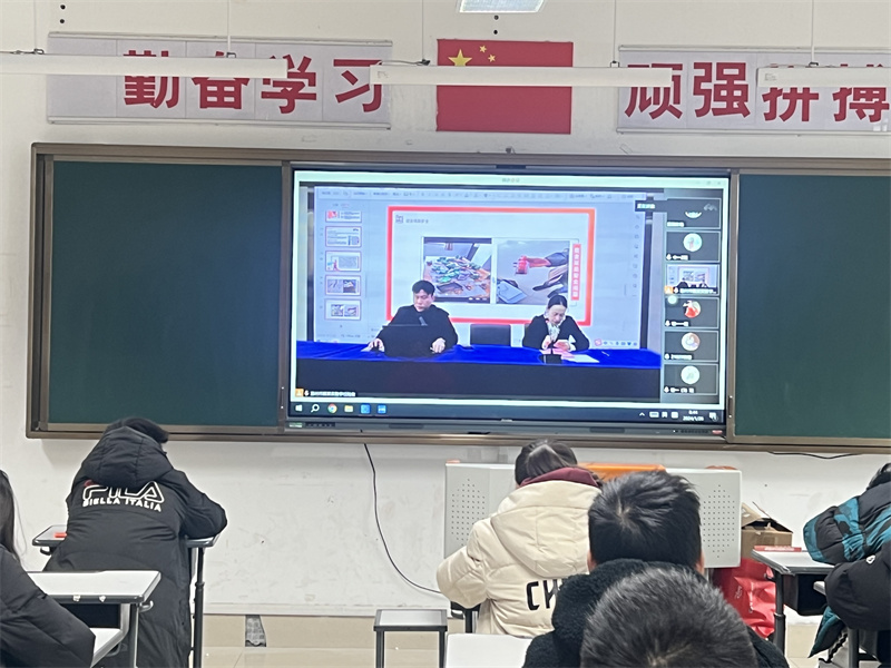 学生认真听讲座.jpg