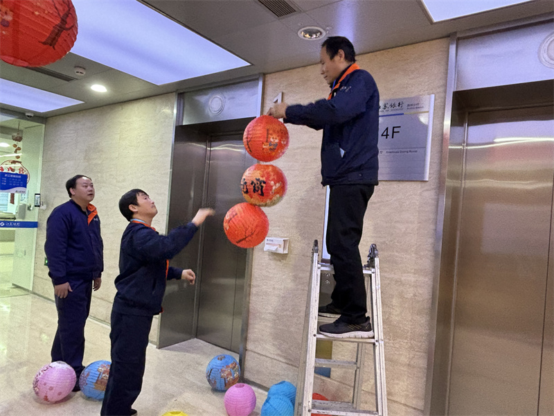 工作人员布置活动装饰品.jpg