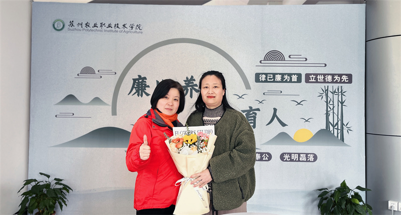为女教师送鲜花2.jpg