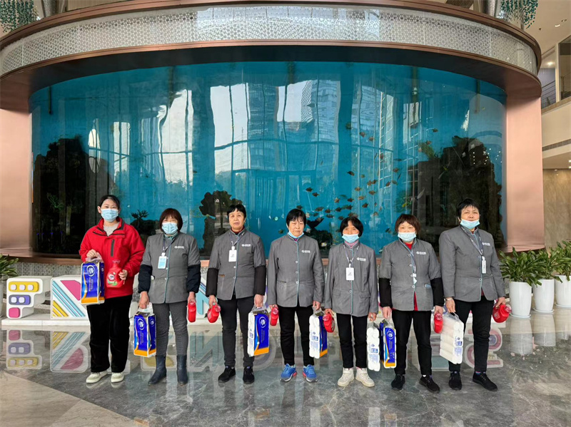 我们的员工发放礼品.jpg