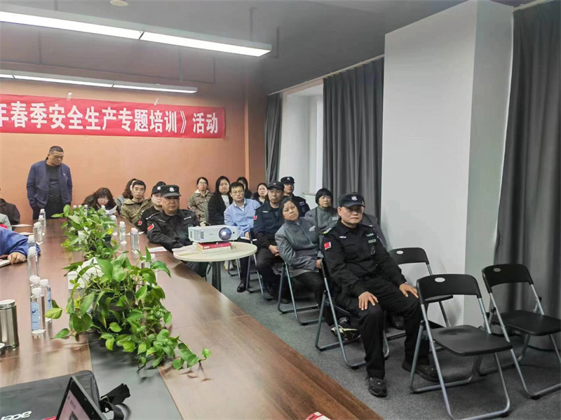 项目员工参加安全讲座.jpg