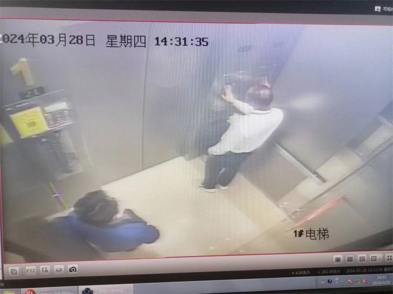 电梯被困照.jpg