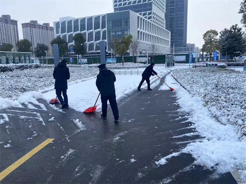 保安条线铲雪.jpg