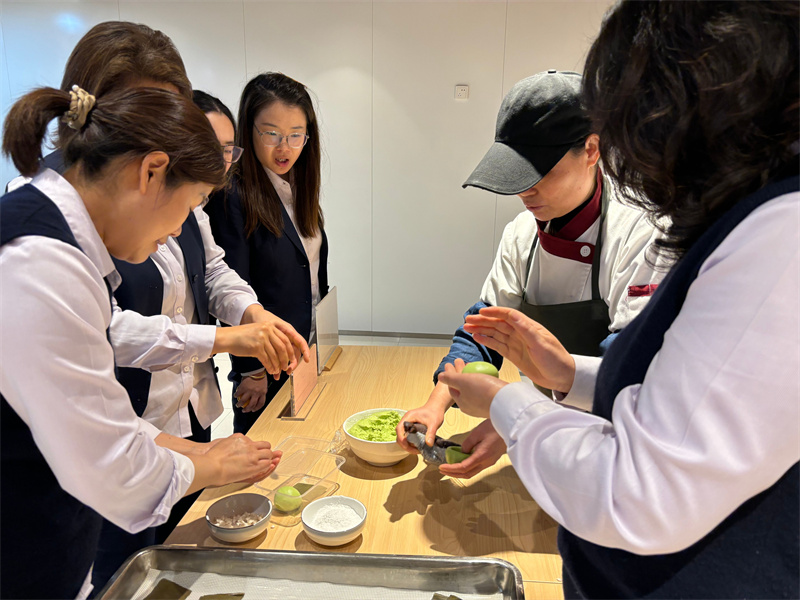行员们亲手做青团1.jpg