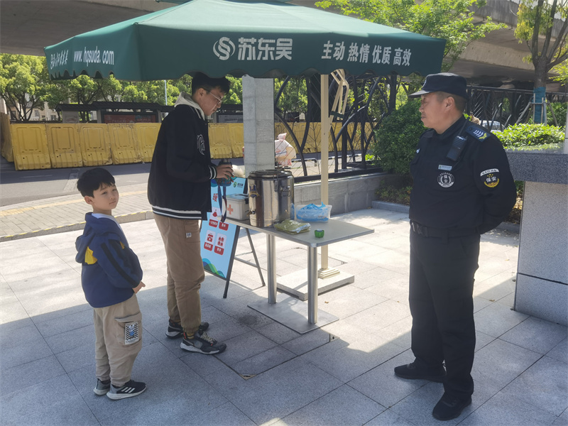 为远道而来的游客开水服务.jpg