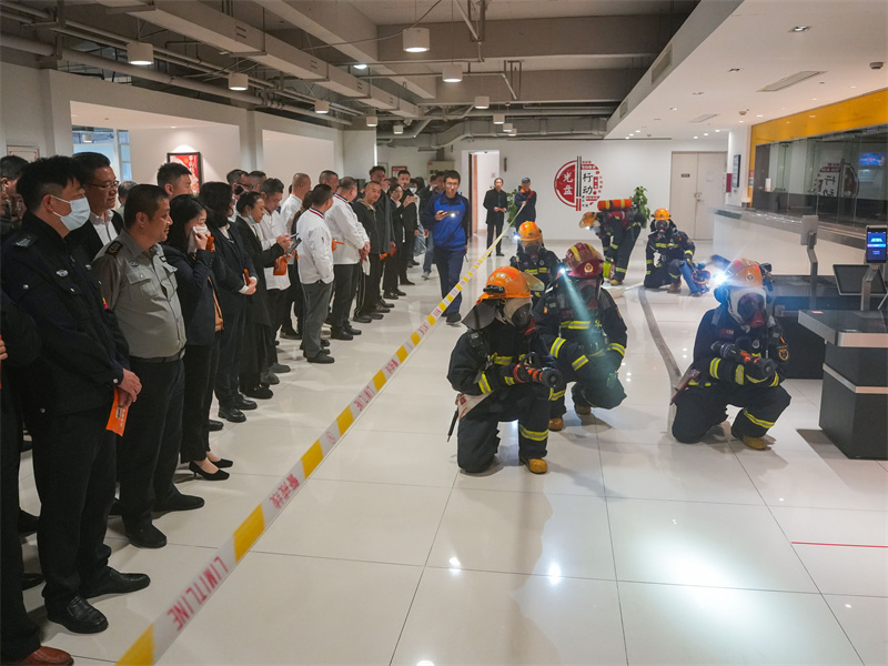 消防员到4楼起火点灭火.jpg