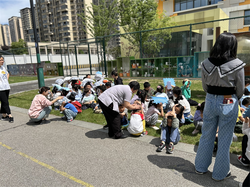 阿姨帮着安抚小朋友.jpg