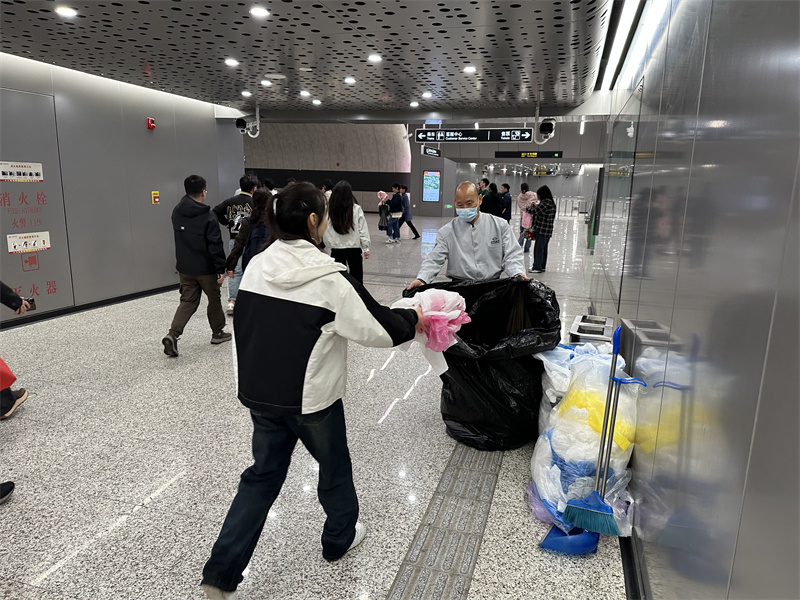 保洁师傅收集雨衣.jpg
