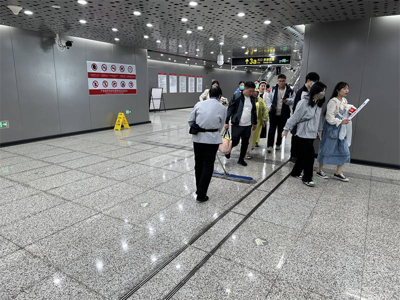 及时处理地面积水.jpg