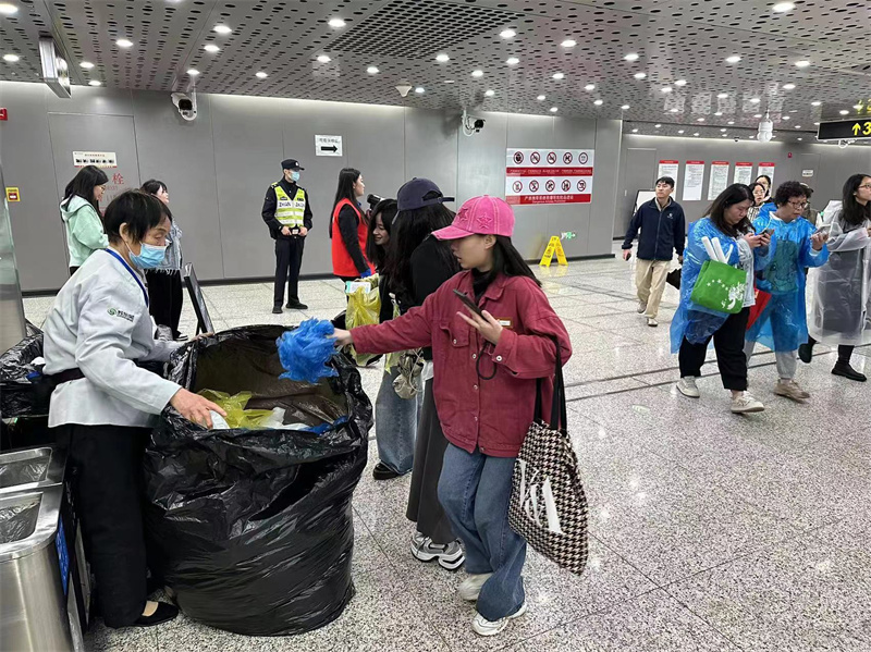 保洁阿姨收集雨衣.jpg