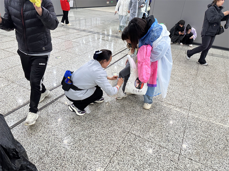 保洁阿姨帮助乘客.jpg