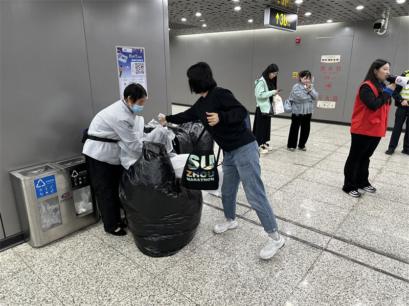 保洁阿姨收集垃圾1.jpg