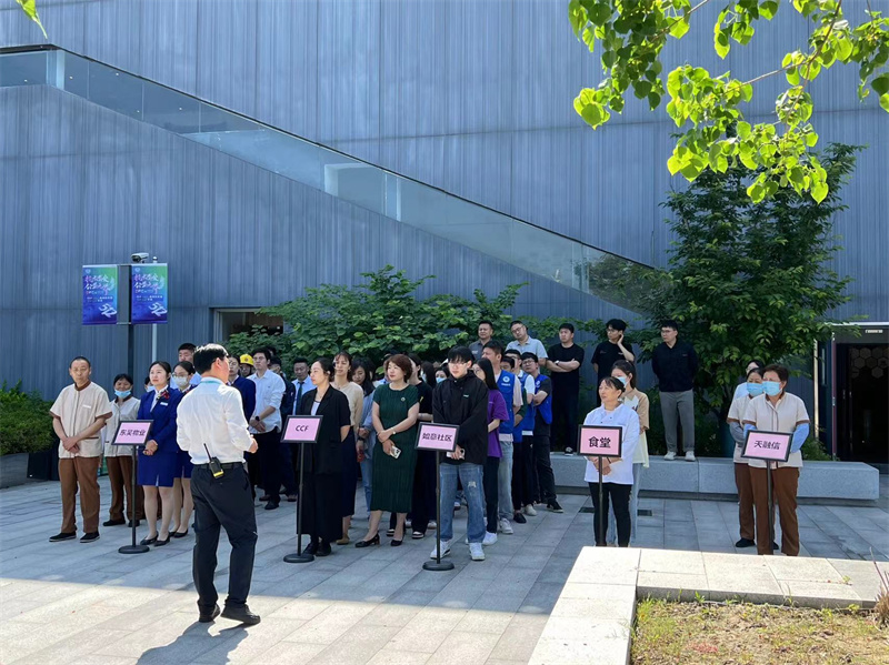项目经理张惠东讲解消防知识.jpg