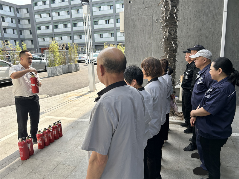 项目经理朱永松讲解消防知识.jpg