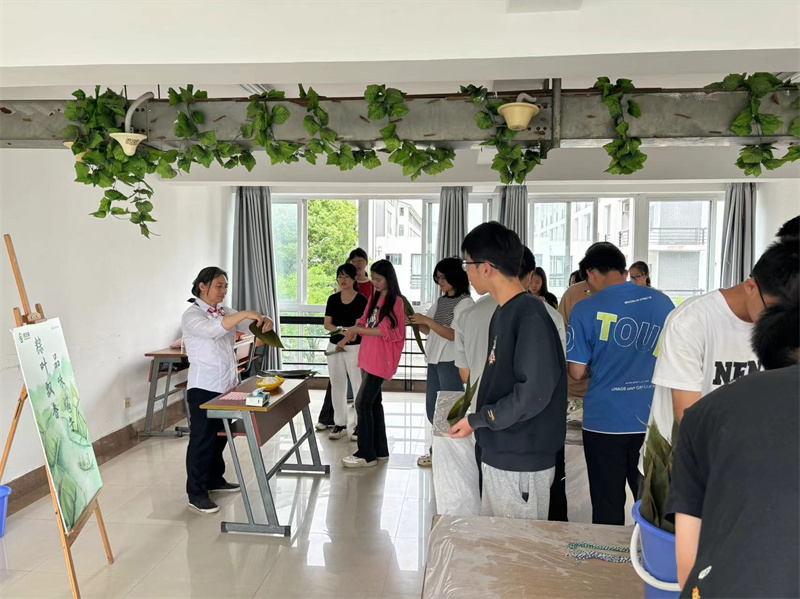 值班阿姨教同学包粽子 (4).jpg
