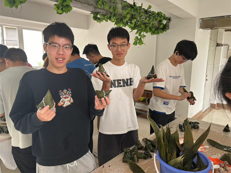 同学展示自己包的粽子.jpg