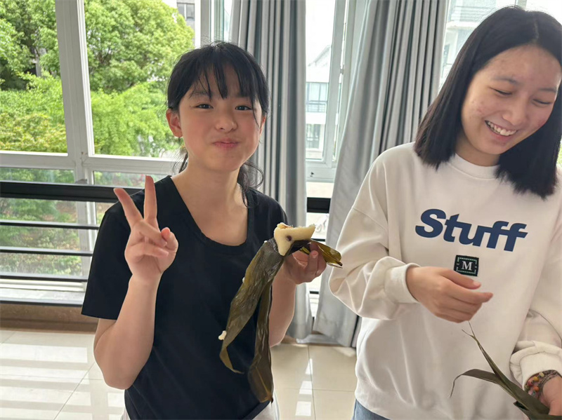 同学品尝粽子.jpg