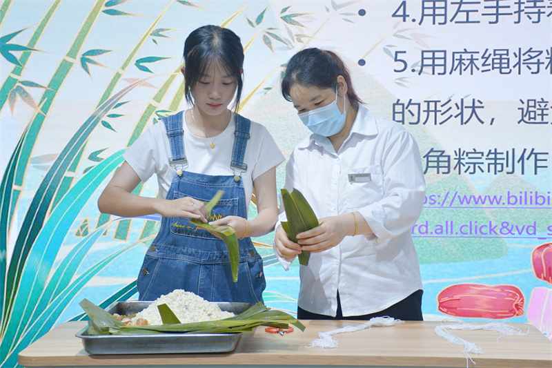 柳职院项目包粽子1.jpg