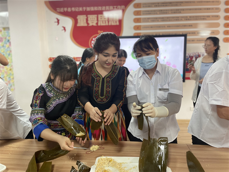 柳职院项目包粽子2.jpg